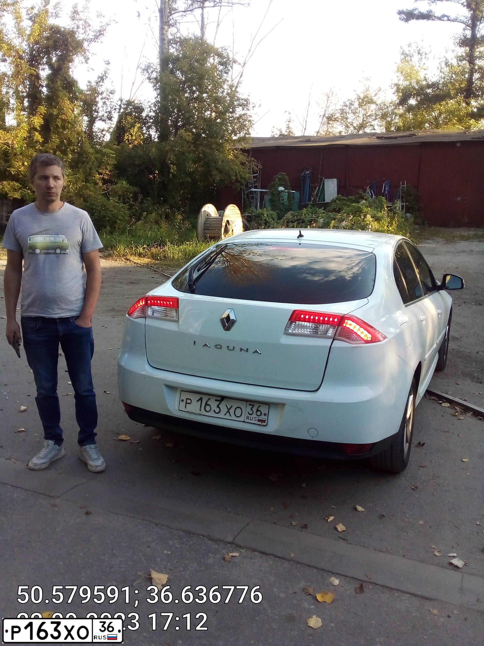 Фото автомобиля RENAULT LAGUNA, 2010 — госномер У580ЕК31. Цвет: Белый