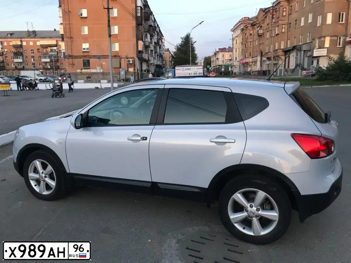 Фото автомобиля NISSAN QASHQAI, 2007 — госномер Х989АН96. Цвет: СЕРЕБРИСТЫЙ