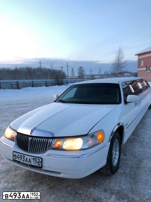 Фото автомобиля ЛИНКОЛЬН TOWN CAR, 1999 — госномер У898ТМ33. Цвет: Белый