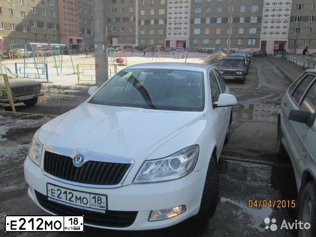 Фото автомобиля SKODA OCTAVIA, 2011 — госномер Е212МО18. Цвет: Белый
