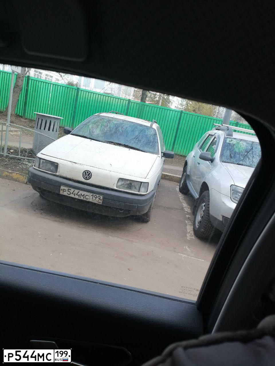 Фото автомобиля VOLKSWAGEN PASSAT, 1989 — госномер Р544МС199. Цвет: БЕЛЫЙ