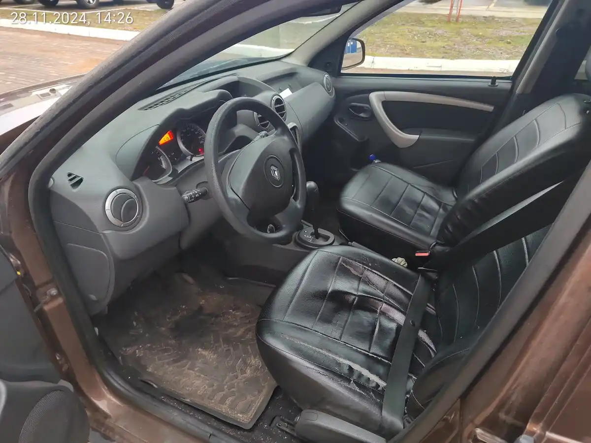 Фото автомобиля RENAULT DUSTER, 2015 — госномер В459УМ47. Цвет: Коричневый
