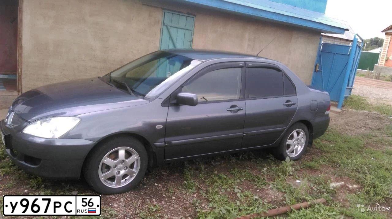 Фото автомобиля MITSUBISHI LANCER, 2004 — госномер О056НЕ56. Цвет: СЕРЫЙ