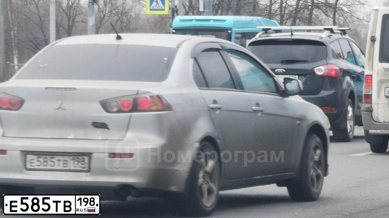 Фото автомобиля MITSUBISHI LANCER, 2010 — госномер Е585ТВ198. Цвет: Серебристый