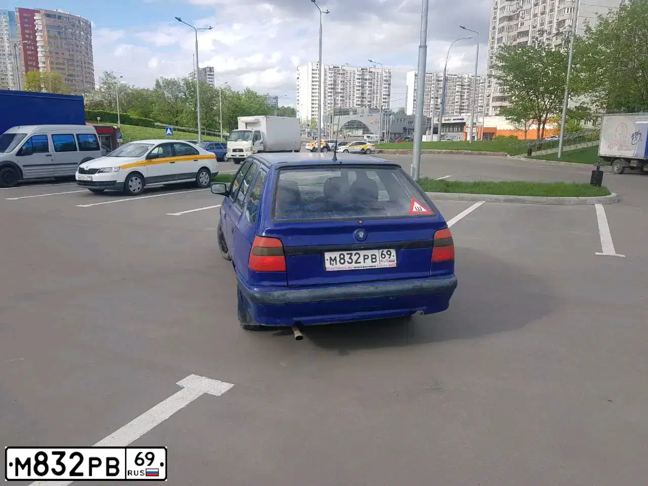 Фото автомобиля SKODA FELICIA, 1998 — госномер Р816КО07. Цвет: синий
