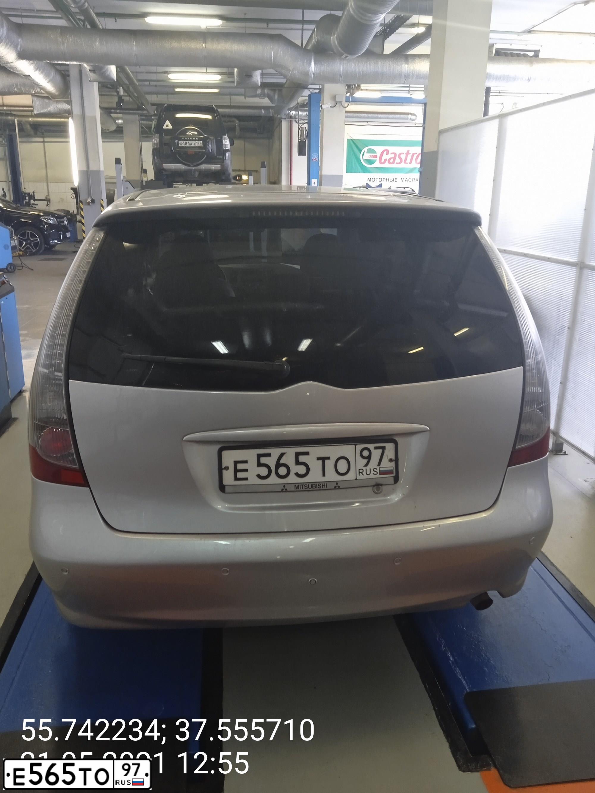 Фото автомобиля MITSUBISHI GRANDIS, 2004 — госномер Е565ТО97. Цвет: СЕРЕБРИСТЫЙ
