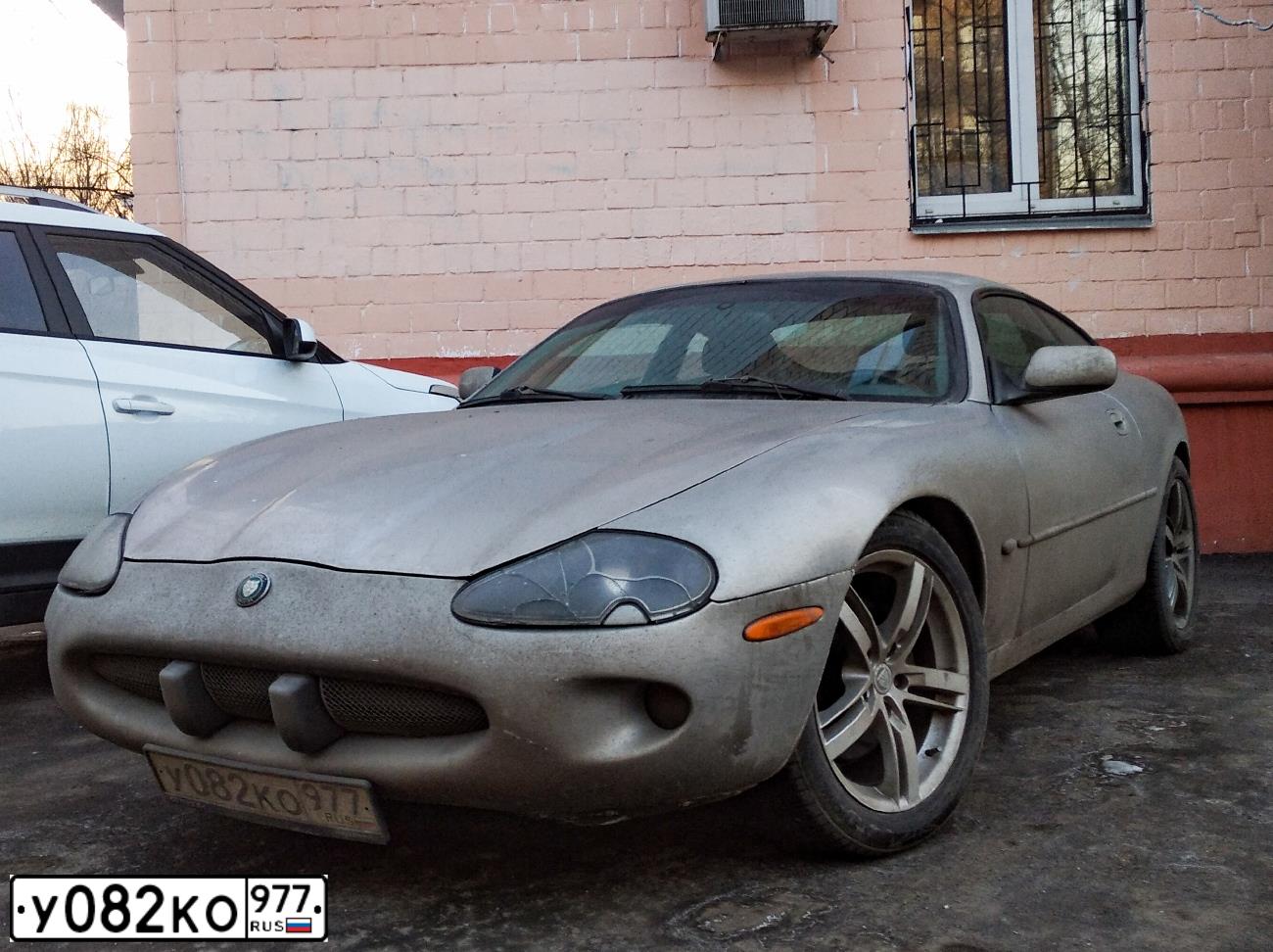Фото автомобиля JAGUAR XK-SERIE, 2001 — госномер У082КО977. Цвет: СЕРЕБРИСТЫЙ