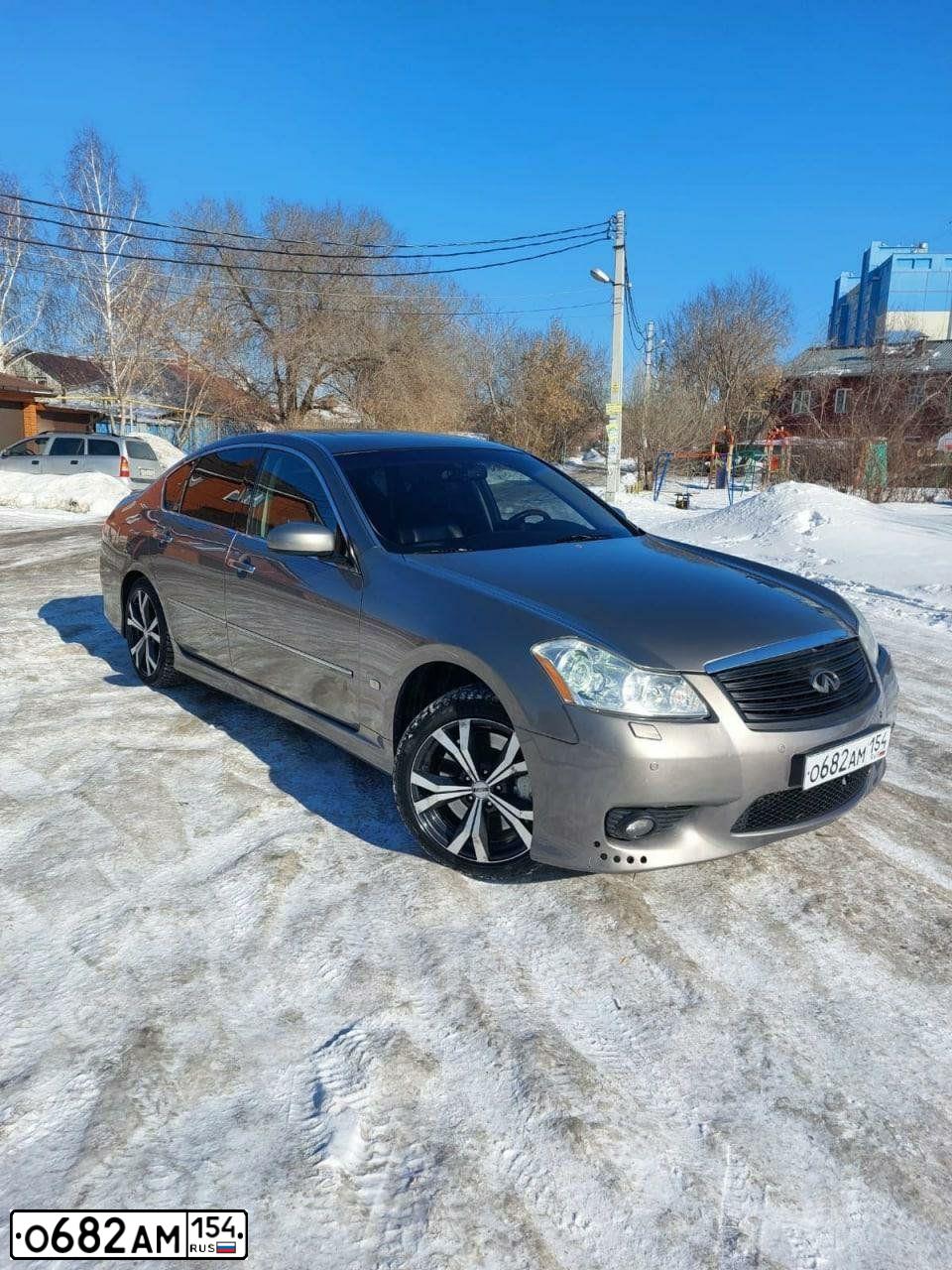 Фото автомобиля INFINITI M, 2008 — госномер О682АМ154. Цвет: Коричневый