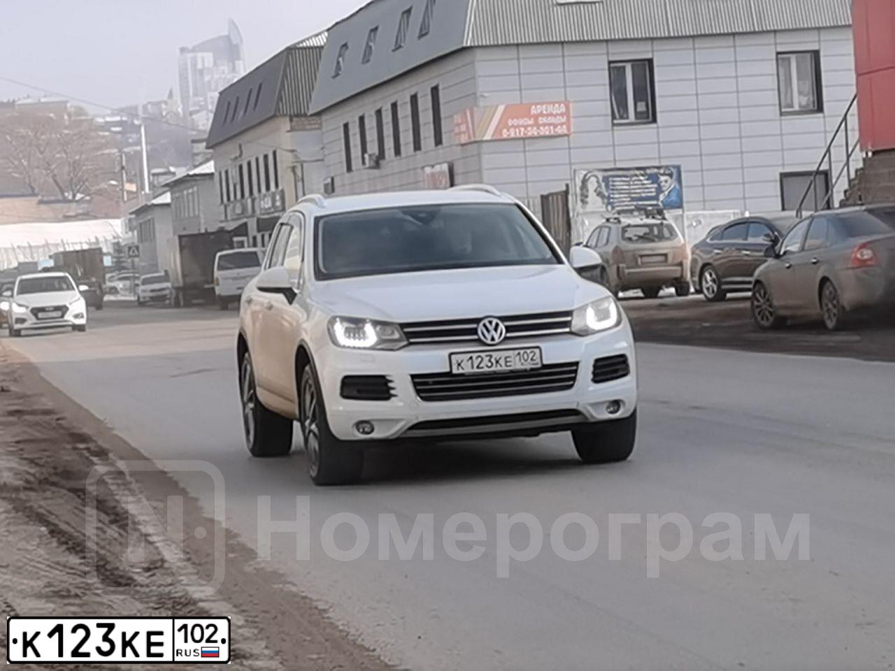 Фото автомобиля VOLKSWAGEN TOUAREG, 2013 — госномер К025ТА702. Цвет: Белый