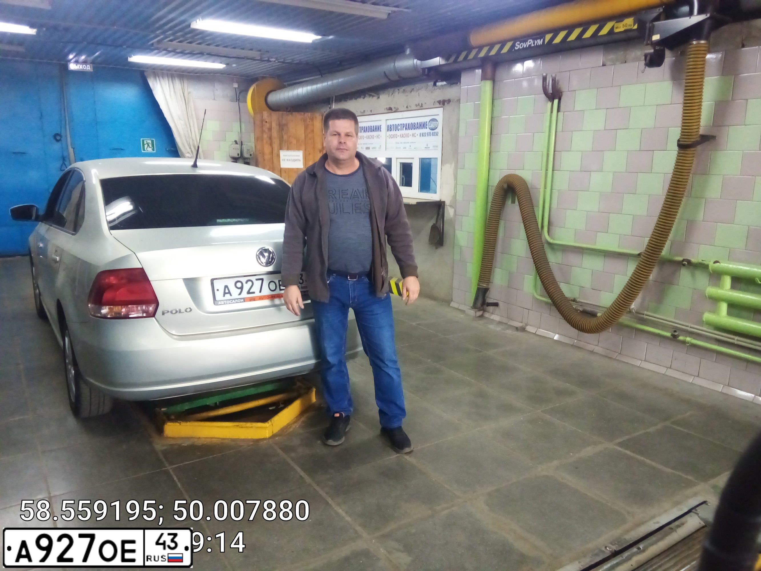 Фото автомобиля VOLKSWAGEN POLO, 2010 — госномер А996СК43. Цвет: Серебристо-Желтый