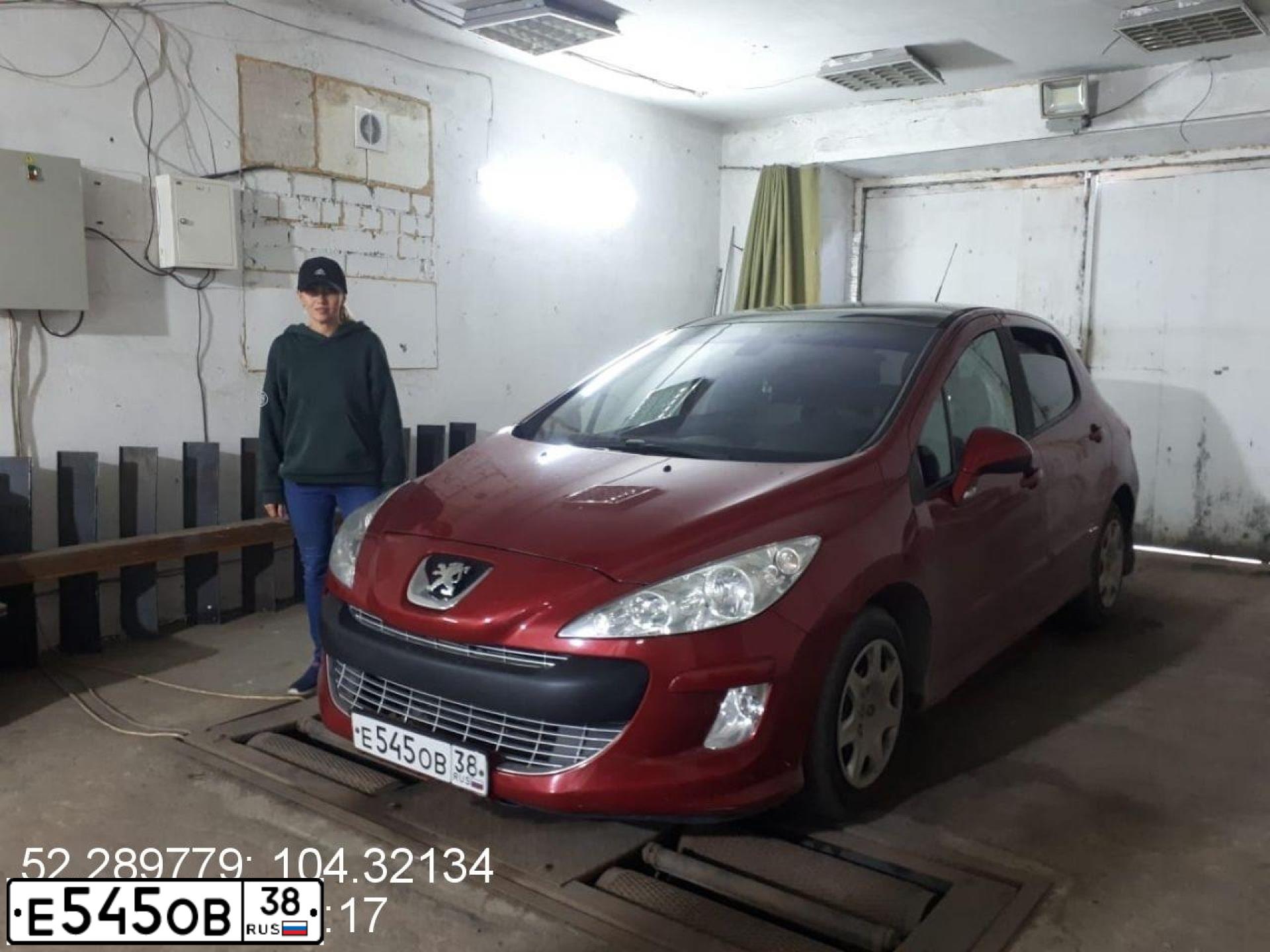 Фото автомобиля PEUGEOT 308, 2009 — госномер М545КУ138. Цвет: Красный