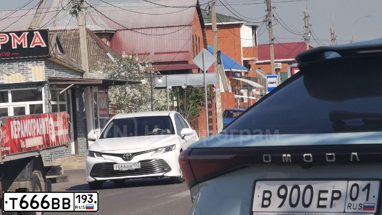Фото автомобиля TOYOTA CAMRY, 2019 — госномер С604ТУ193. Цвет: БЕЛЫЙ