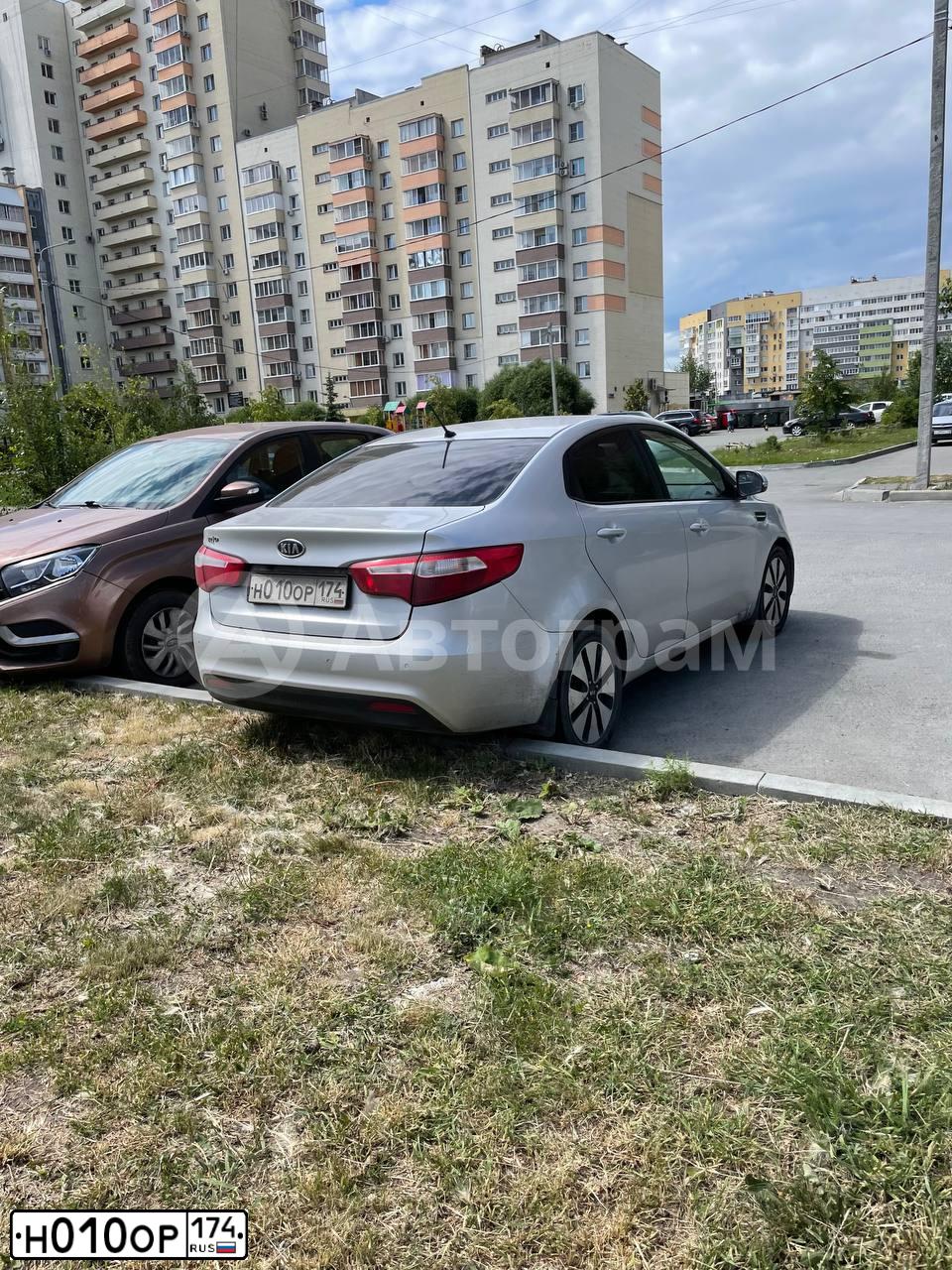 Фото автомобиля KIA RIO, 2011 — госномер Н010ОР174. Цвет: серебристый