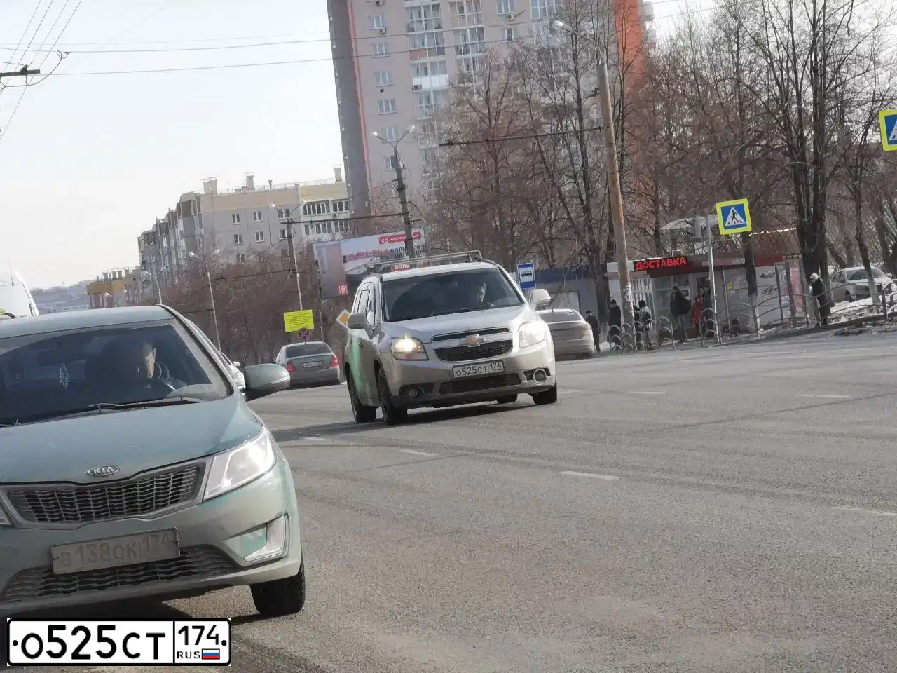 Фото автомобиля CHEVROLET ORLANDO, 2013 — госномер О525СТ174. Цвет: серебристый