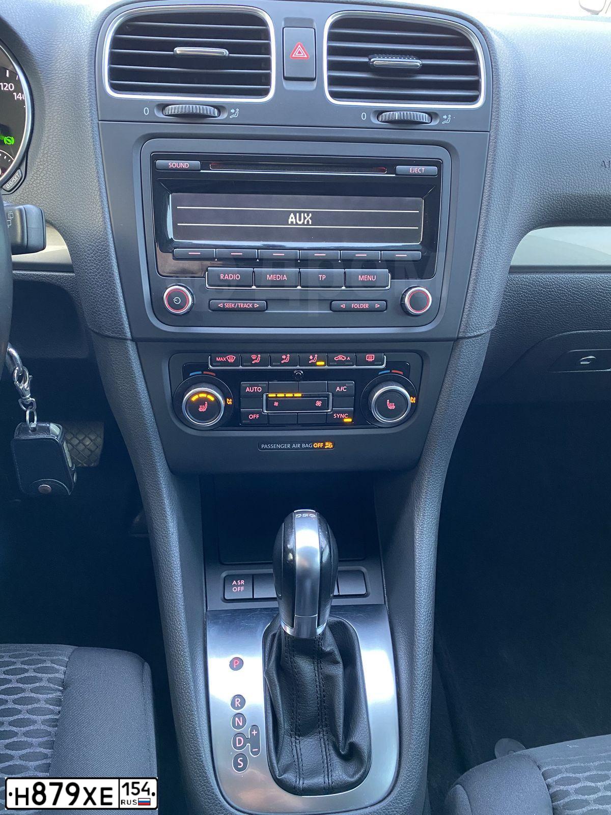 Фото автомобиля VOLKSWAGEN GOLF, 2012 — госномер Н879ХЕ154. Цвет: Белый