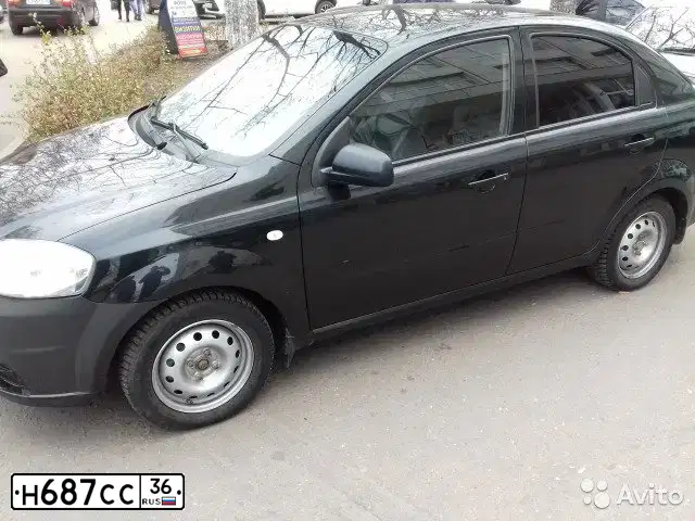Фото автомобиля CHEVROLET AVEO, 2010 — госномер Е380НН15. Цвет: ЧЕРНЫЙ