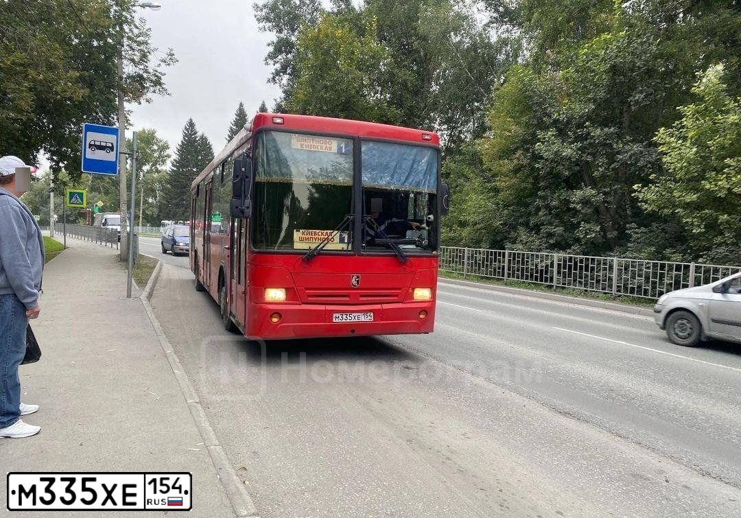 Фото автомобиля NEFAZ 5299 /KAMAZ 5297 4X2/, 2010 — госномер В885СС116. Цвет: Красный