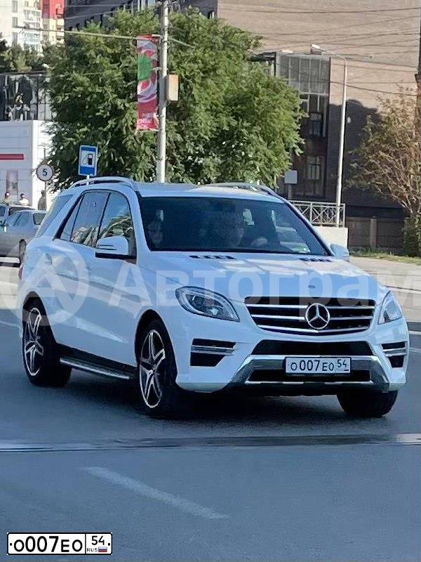 Фото автомобиля MERCEDES M-KLASSE, 2012 — госномер О007ВУ54. Цвет: ЧЕРНЫЙ