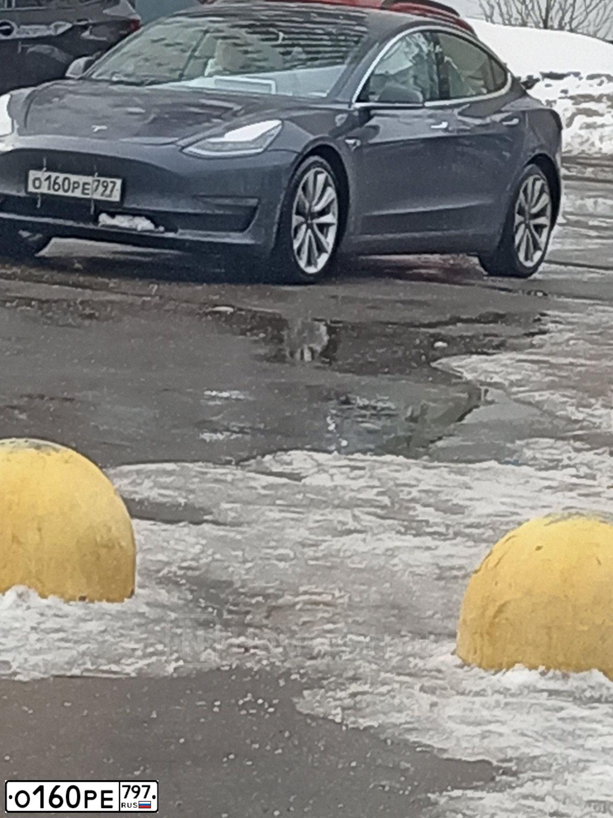 Фото автомобиля TESLA MODEL 3, 2018 — госномер О160РЕ797. Цвет: СЕРЫЙ