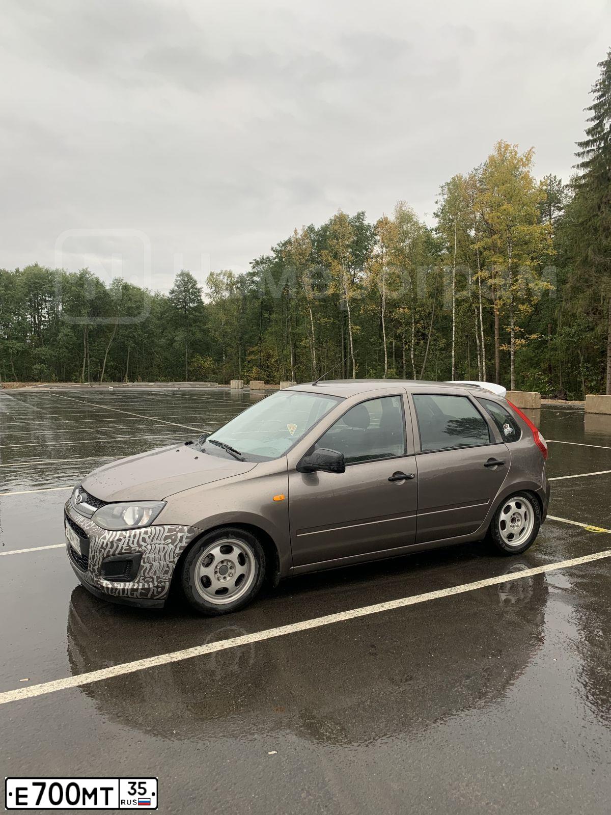 Фото автомобиля LADA 2192 KALINA, 2014 — госномер Е700МТ35. Цвет: Золотисто-коричневый
