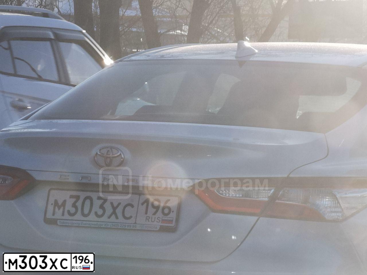Фото автомобиля TOYOTA CAMRY, 2020 — госномер М303ХС196. Цвет: Белый