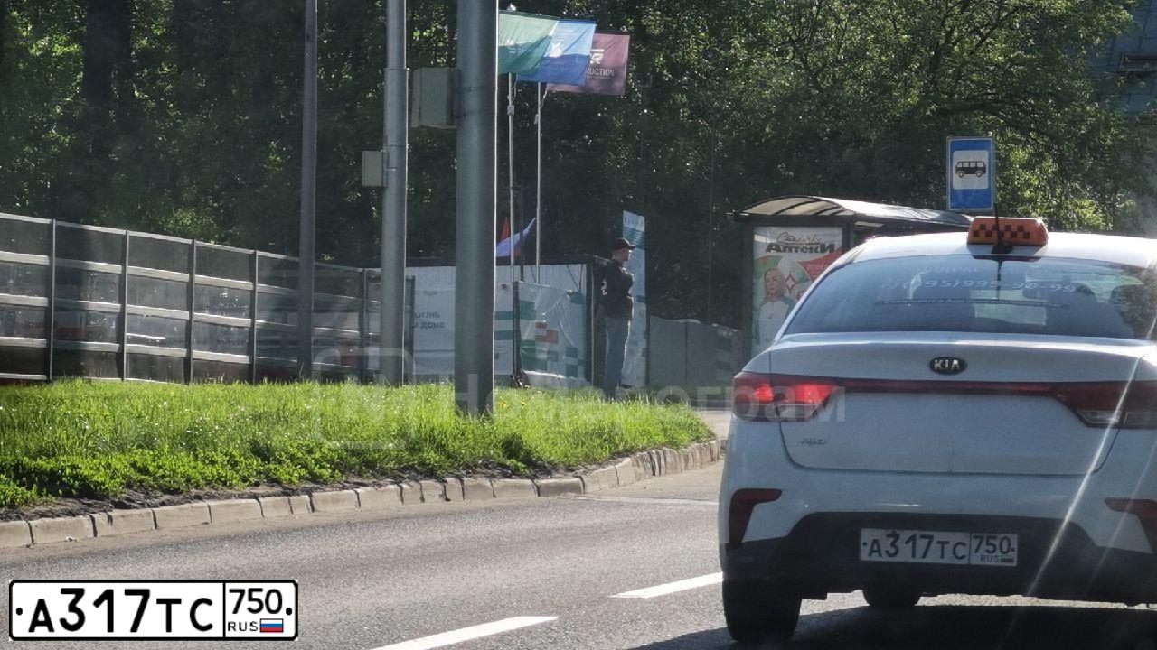 Фото автомобиля KIA RIO, 2018 — госномер У269ММ977. Цвет: БЕЛЫЙ