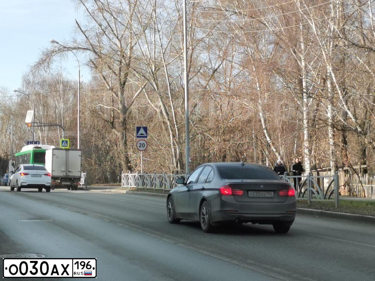 Фото автомобиля BMW SERIE 3, 2013 — госномер О030АХ196. Цвет: Коричневый