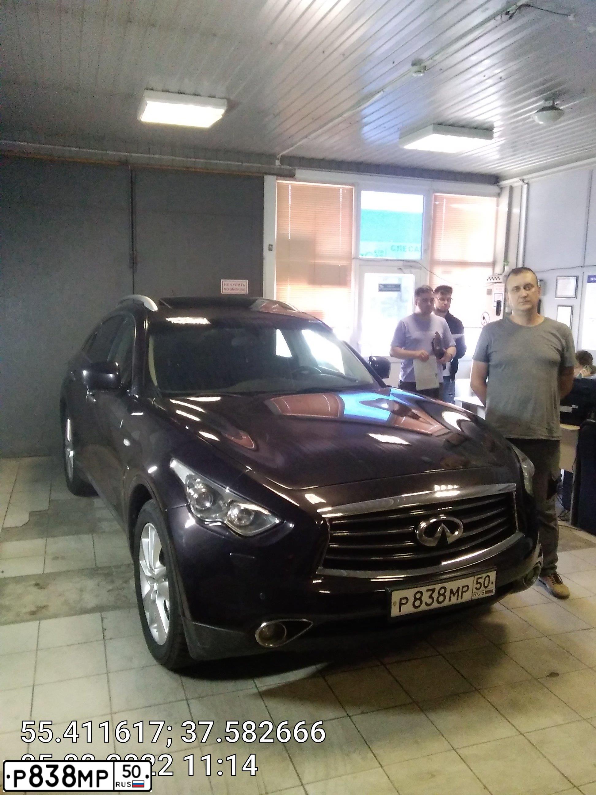 Фото автомобиля INFINITI QX70 /FX/, 2012 — госномер Р838МР50. Цвет: Коричневый
