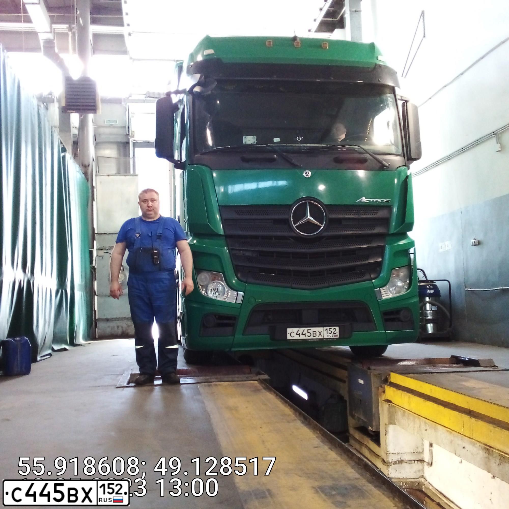 Фото автомобиля MERCEDES ACTROS, 2019 — госномер У643ЕК196. Цвет: ЗЕЛЕНЫЙ