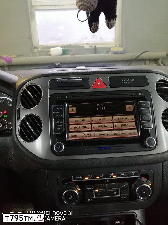Фото автомобиля VOLKSWAGEN TIGUAN, 2010 — госномер М391СН70. Цвет: Серебристо-Желтый