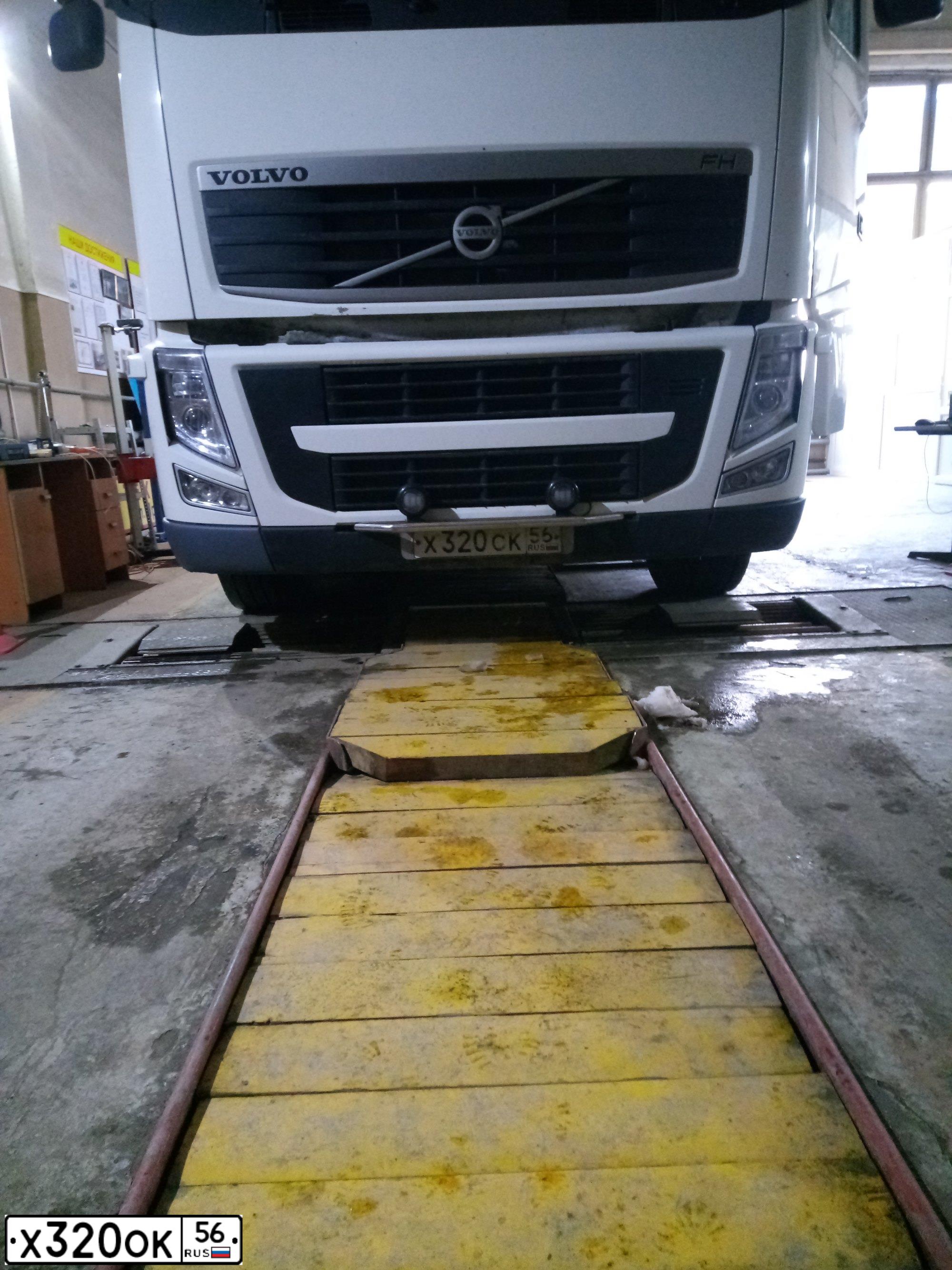 Фото автомобиля VOLVO SERIE FH /4X2/, 2012 — госномер Х320ОК56. Цвет: Белый