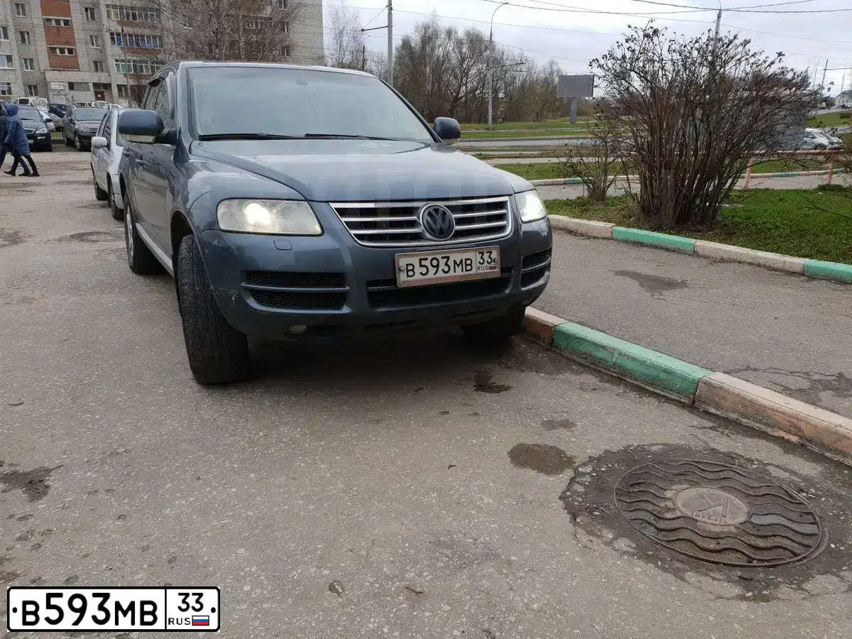 Фото автомобиля VOLKSWAGEN TOUAREG, 2004 — госномер В593МВ33. Цвет: СЕРЫЙ
