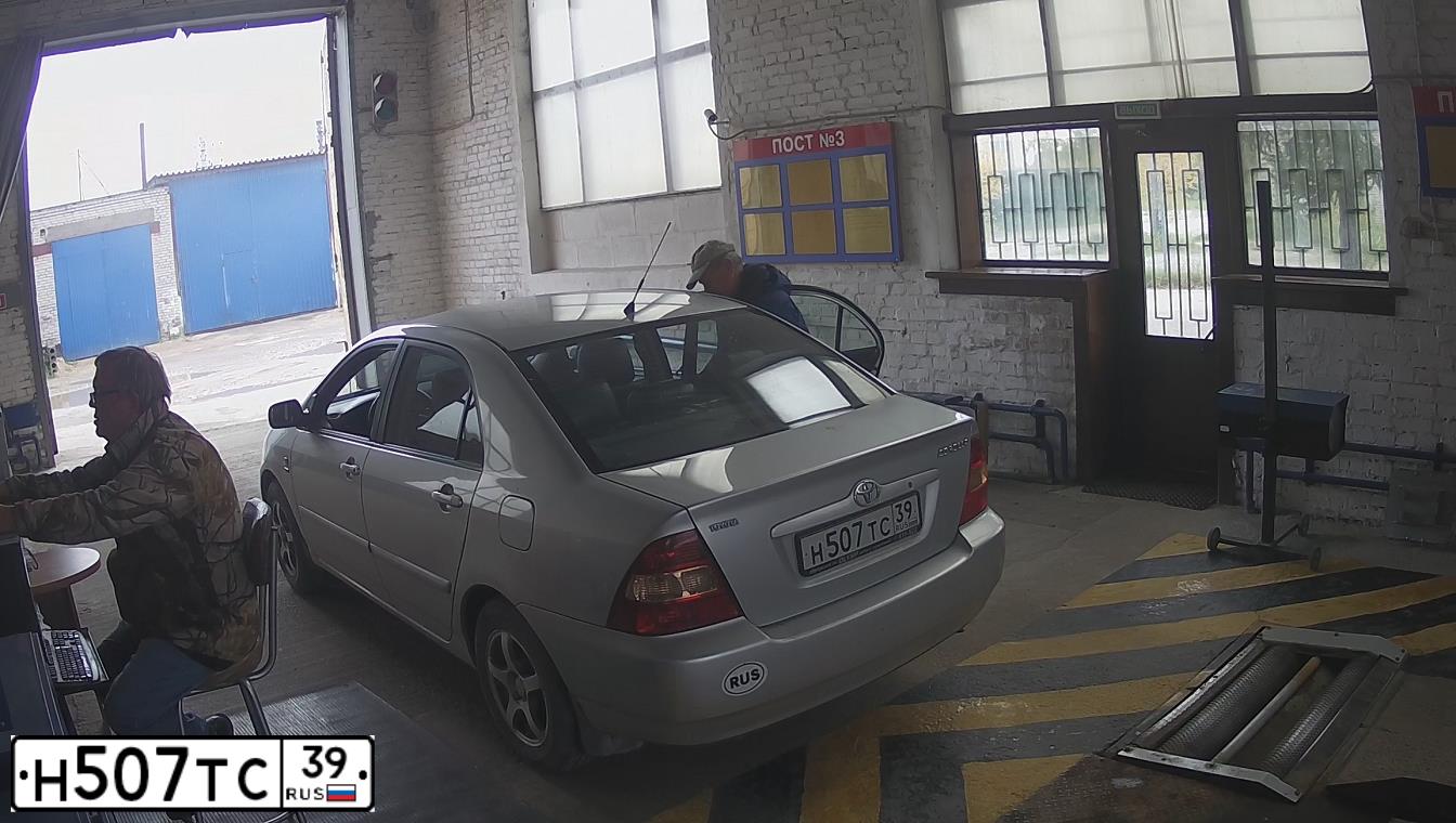 Фото автомобиля TOYOTA COROLLA, 2002 — госномер С340СЕ39. Цвет: СЕРЕБРИСТЫЙ