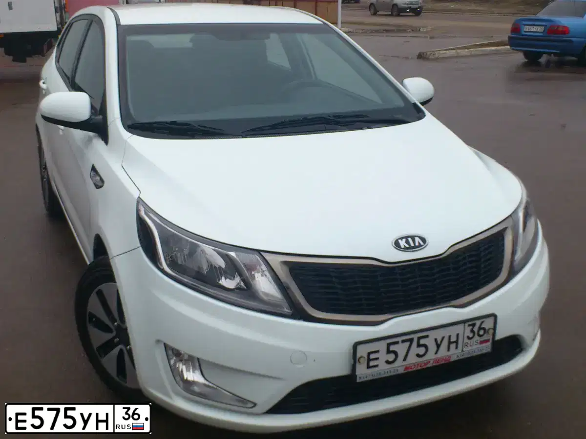 Фото автомобиля KIA RIO, 2012 — госномер Е575УН36. Цвет: БЕЛЫЙ