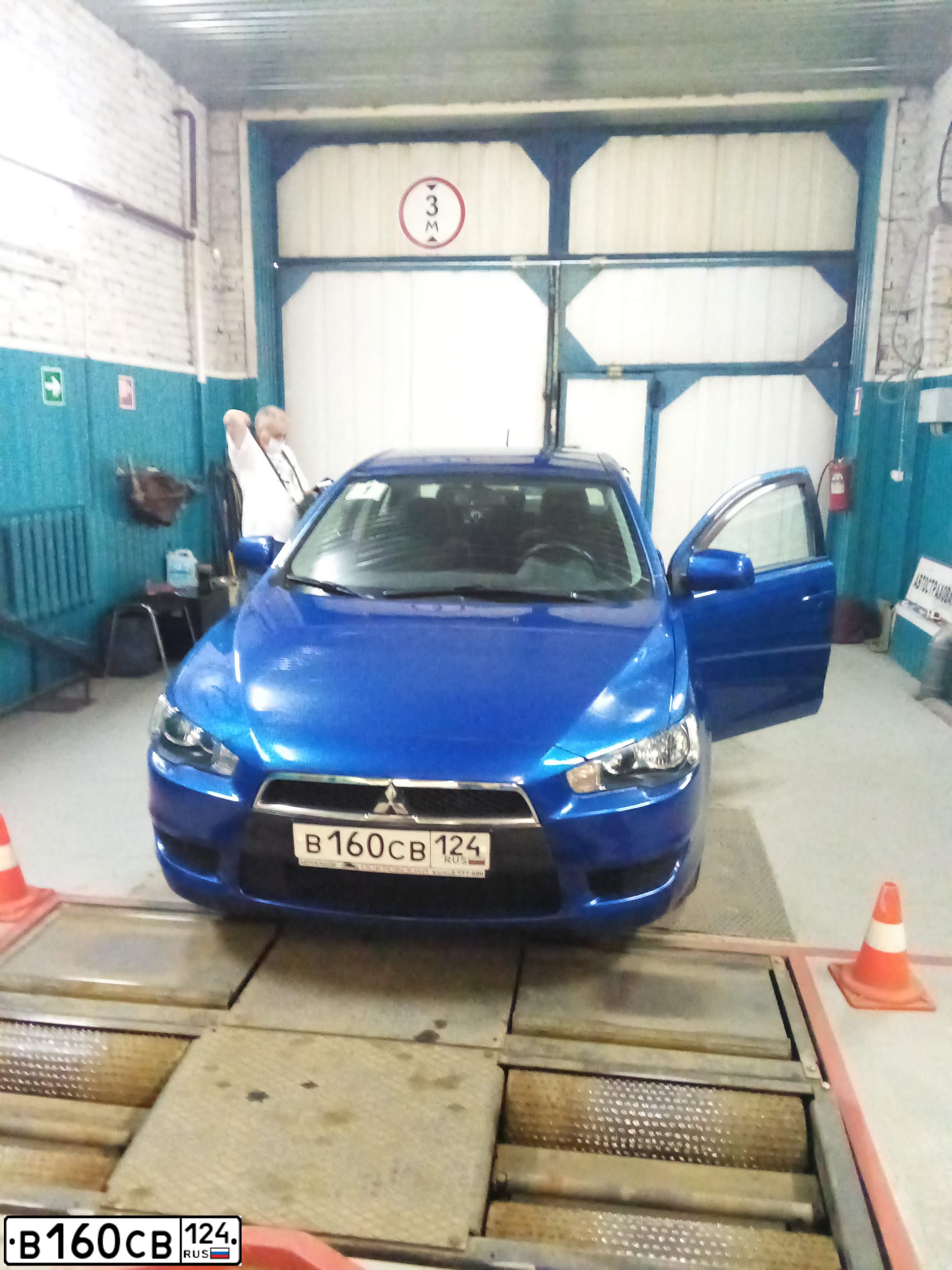Фото автомобиля MITSUBISHI LANCER, 2010 — госномер В160СВ124. Цвет: синий