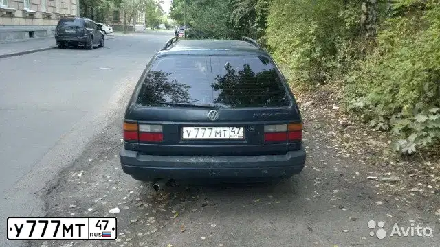Фото автомобиля VOLKSWAGEN PASSAT, 1993 — госномер У777МТ47. Цвет: ТЕМНО-СИНИЙ