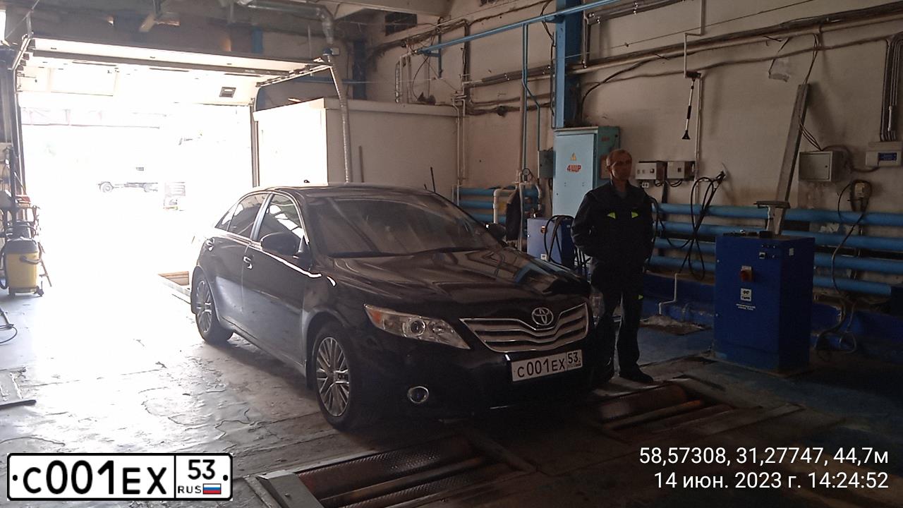 Фото автомобиля VOLKSWAGEN TOUAREG, 2008 — госномер С001ЕХ53. Цвет: ЧЕРНЫЙ