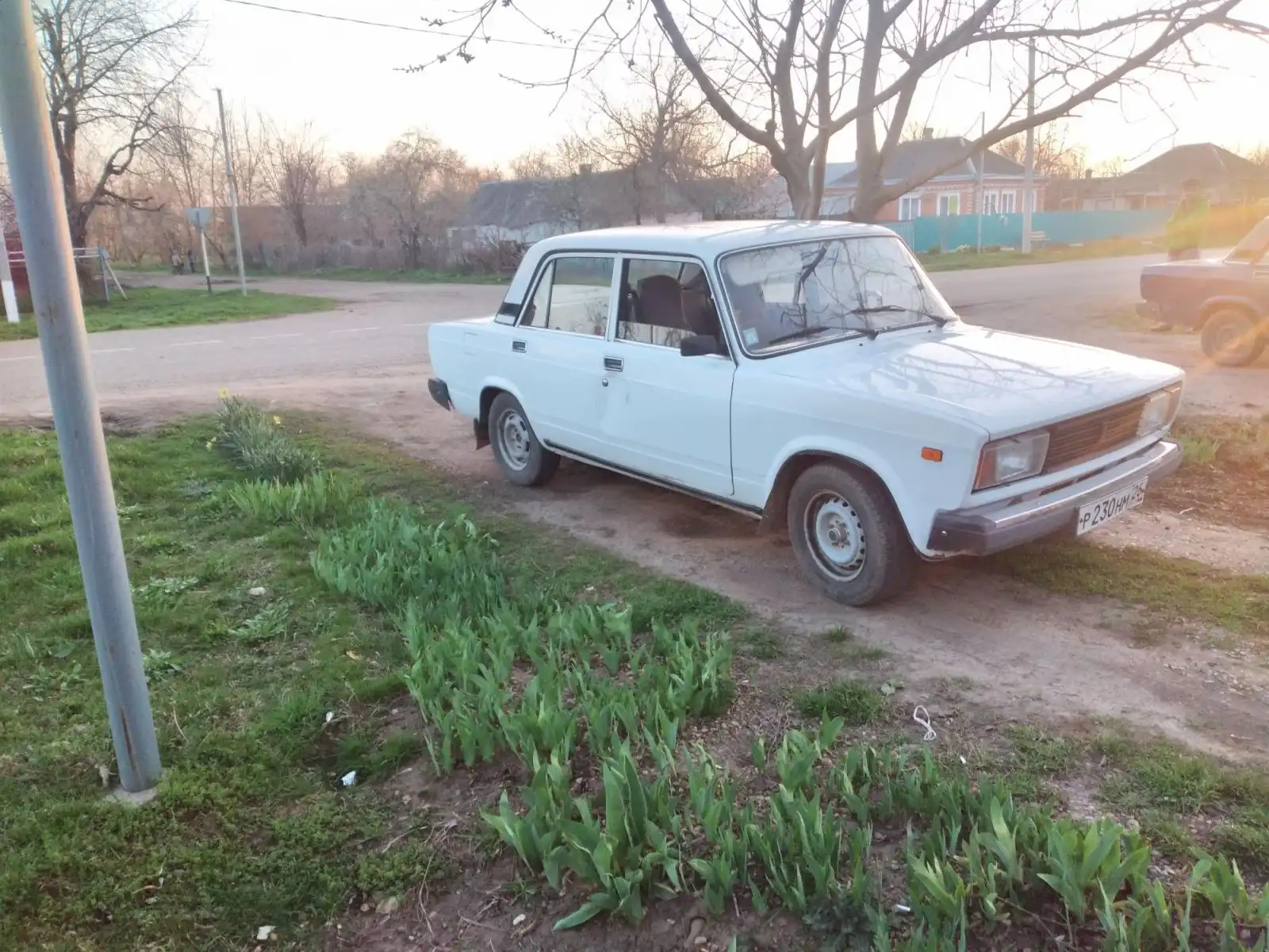 Фото автомобиля LADA 2105, 2006 — госномер Е156ТО193. Цвет: ЯРКО-БЕЛЫЙ