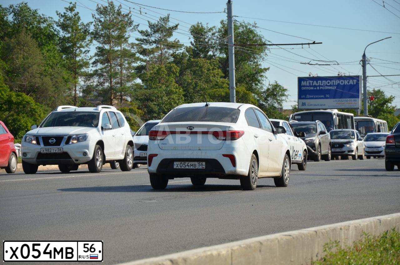 Фото автомобиля KIA RIO, 2017 — госномер Х054МВ56. Цвет: БЕЛЫЙ