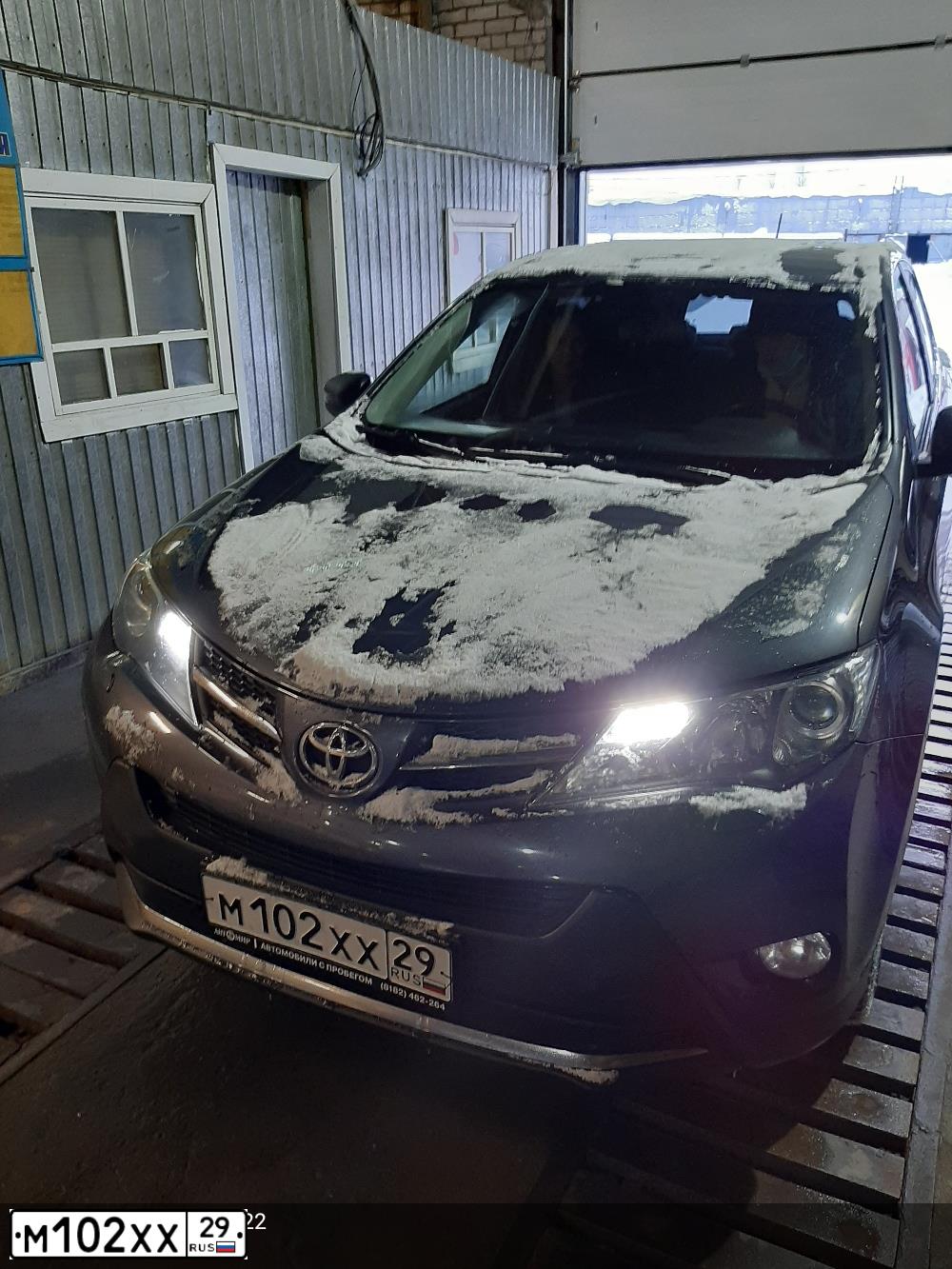 Фото автомобиля TOYOTA RAV4, 2019 — госномер Е717ЕК29. Цвет: Бирюзовый металлик