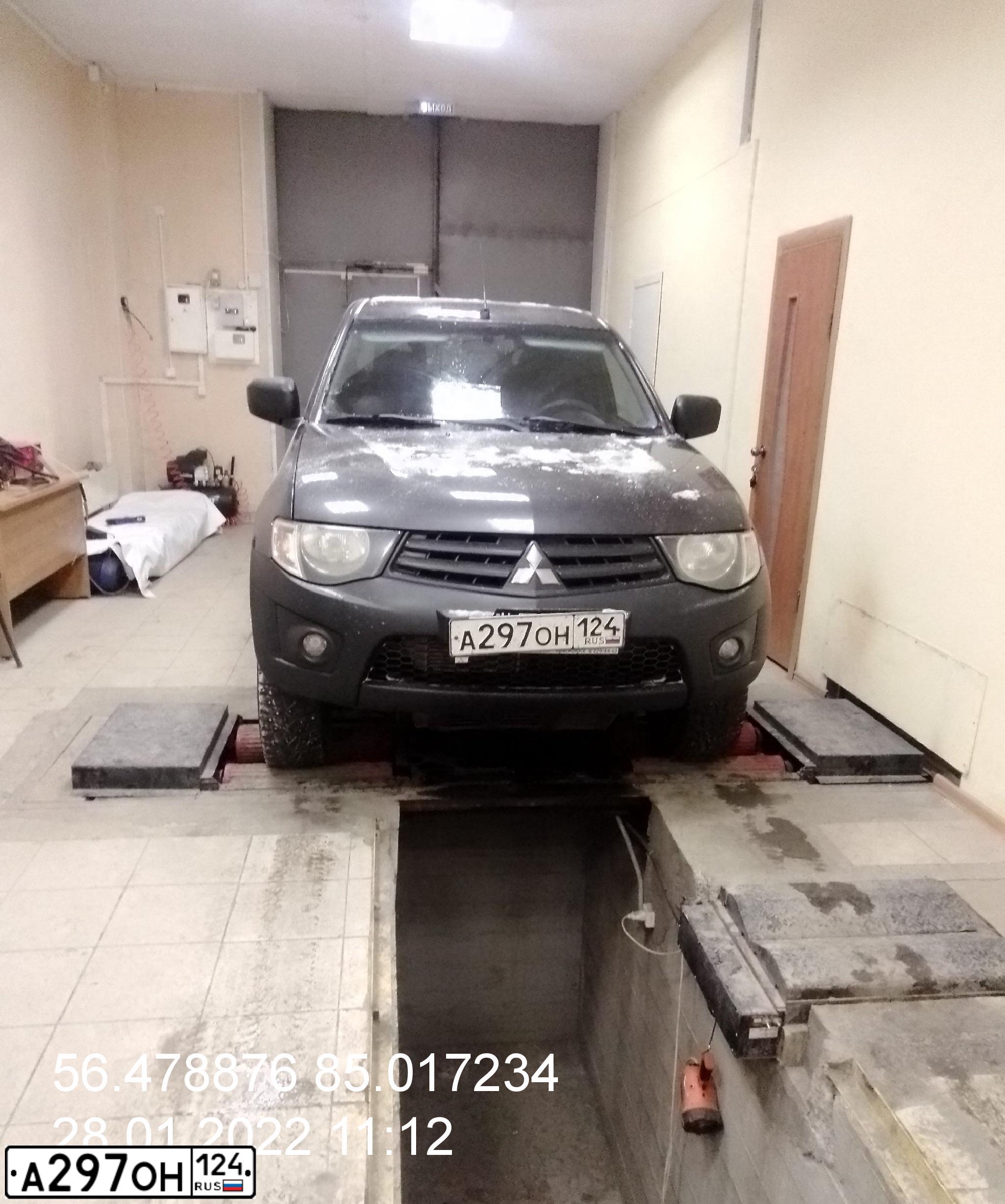 Фото автомобиля MITSUBISHI L 200, 2011 — госномер А297ОН124. Цвет: СЕРЫЙ