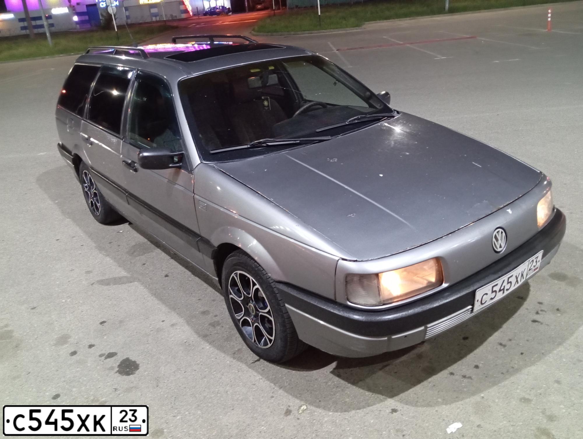 Фото автомобиля VOLKSWAGEN PASSAT, 1991 — госномер С545ХК23. Цвет: Серый