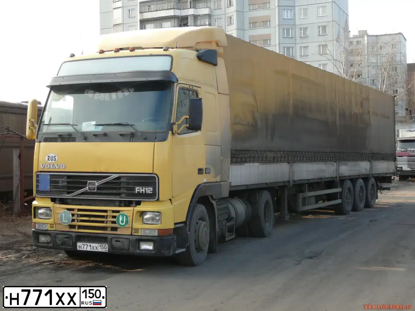 Фото автомобиля VOLVO FH, 1999 — госномер Х371РР05. Цвет: ЖЕЛТЫЙ