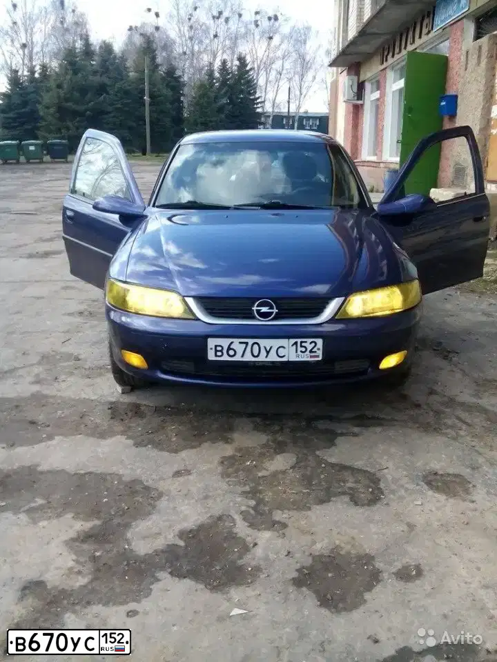 Фото автомобиля OPEL VECTRA, 1995 — госномер В670УС152. Цвет: СИНИЙ