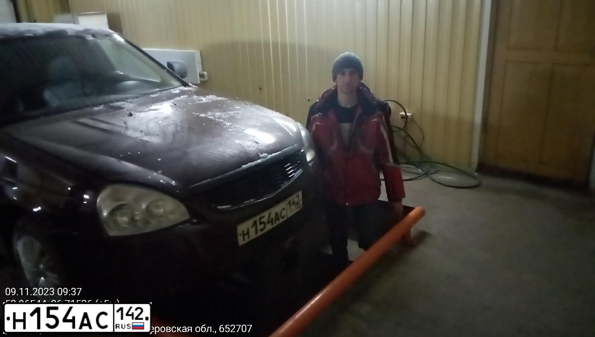 Фото автомобиля LADA 2170 PRIORA, 2011 — госномер Н154АС142. Цвет: ТЕМНО-ВИШНЕВЫЙ