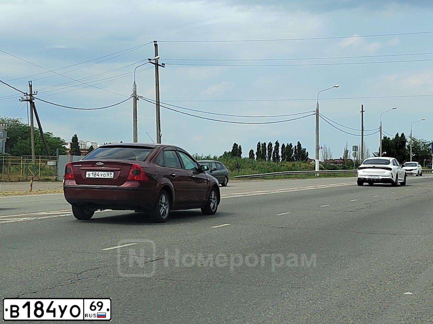 Фото автомобиля FORD FOCUS, 2006 — госномер В184УО69. Цвет: ВИШНЕВЫЙ