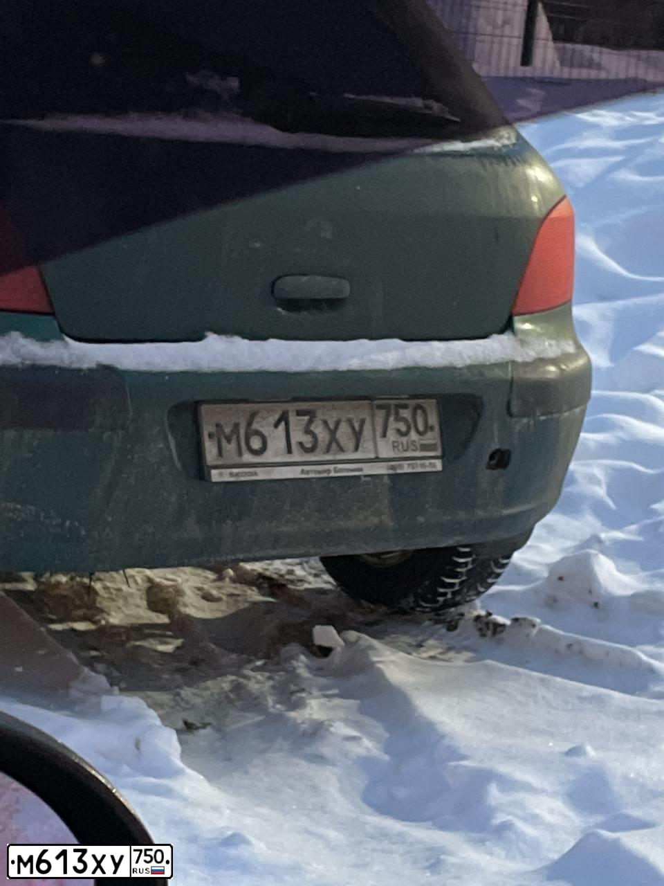 Фото автомобиля PEUGEOT 307, 2003 — госномер М613ХУ750. Цвет: ЗЕЛЕНЫЙ