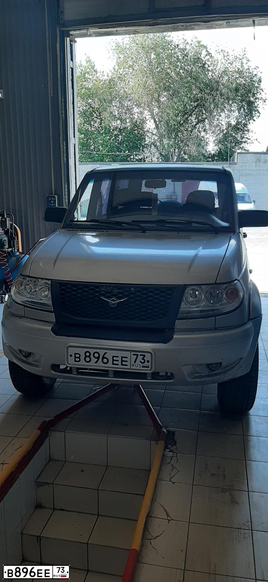 Фото автомобиля UAZ PATRIOT, 2010 — госномер В896ЕЕ73. Цвет: СЕРЕБ ЖЕЛТ МЕТАЛЛИК