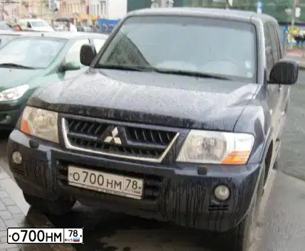 Фото автомобиля MITSUBISHI PAJERO, 2004 — госномер О700НМ78. Цвет: СИНИЙ