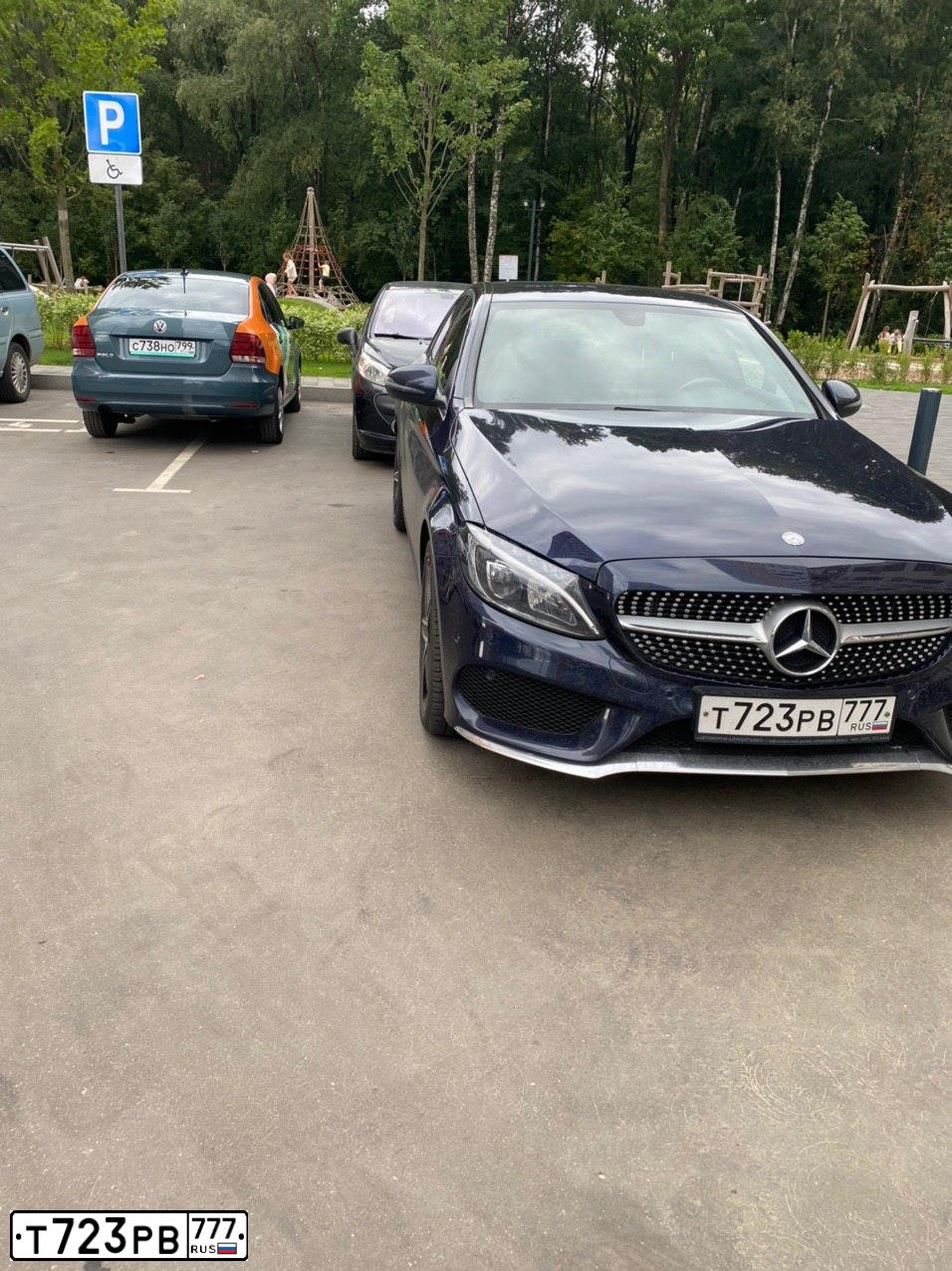 Фото автомобиля MERCEDES C-KLASSE, 2015 — госномер В373АО01. Цвет: синий